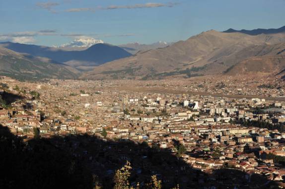 A bela vista que se tem de Cusco do alto das ruínas de Saqsaywamán, no Peru
